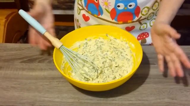 Ленивые хачапури с сыром и зеленью на сковороде.