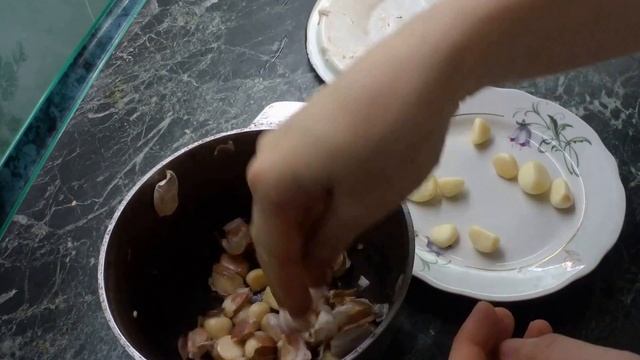 ЛАЙФХАК С ЧЕСНОКОМ / ПОЧИСТИТЬ ЧЕСНОК БЫСТРО ))), особенно если он мелкий)) смотреть онлайн