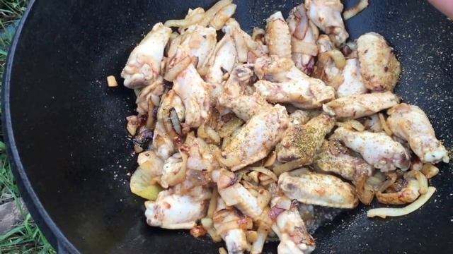 Куриные крылышки с молодой картошечкой в казане | VKUSno