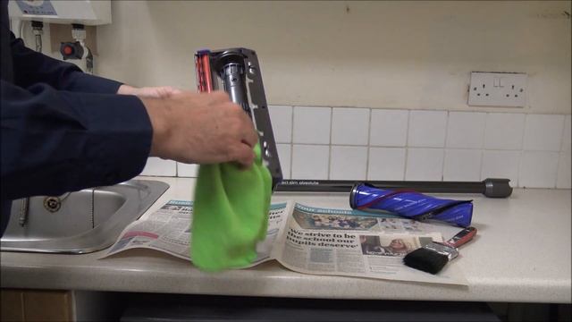 How To Clean And Maintain The Dyson V12 Cordless Vacuum смотреть онлайн