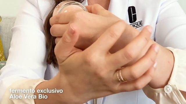 Descubrí Moisture Surge 100H Auto-Replenishing Hydrator De #CLINIQUE