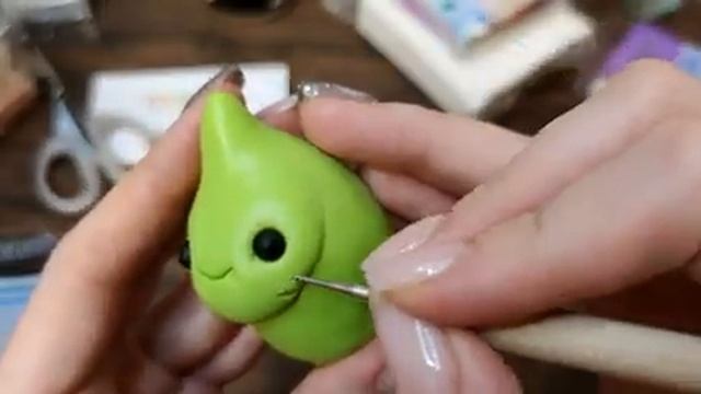 ПОДРОБНЫЙ МАСТЕР-КЛАСС - ФИГУРКА ИЗ ПОЛИМЕРНОЙ ГЛИНЫ - Лиственный Денф с цветочком от Puzgles Loft смотреть онлайн