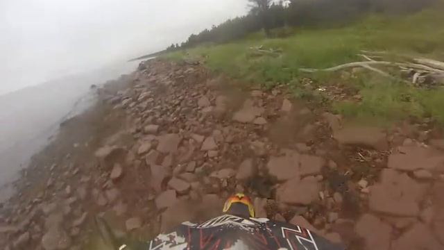 езда по камням вдоль моря смотреть онлайн