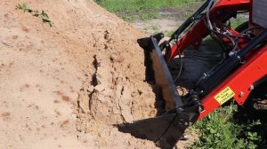 Погрузчик на Т-25 с челюстным ковшом в работе.