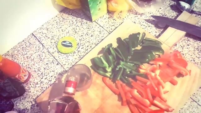 Мясо со стрелками чеснока и болгарским перцем. смотреть онлайн