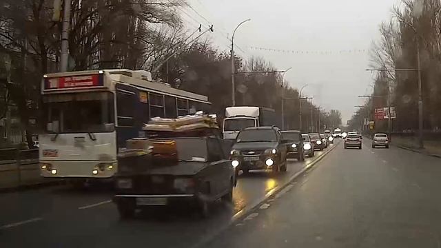 На проспекте 50 Лет Октября водитель "семерки" перевозил фрукты на капоте смотреть онлайн