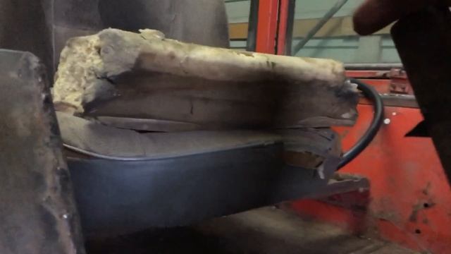 Установка педалей, ручка вом , замок на двери в кабине трактора ЮМЗ смотреть онлайн