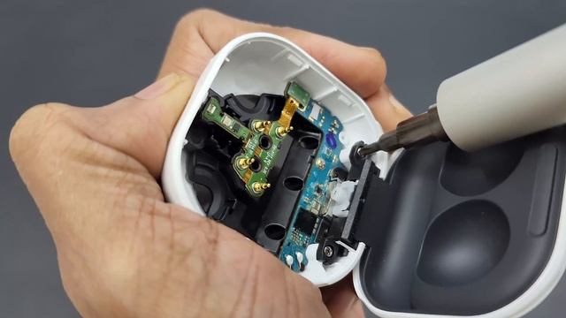 Samsung Galaxy Buds 2 - Case Disassembly смотреть онлайн