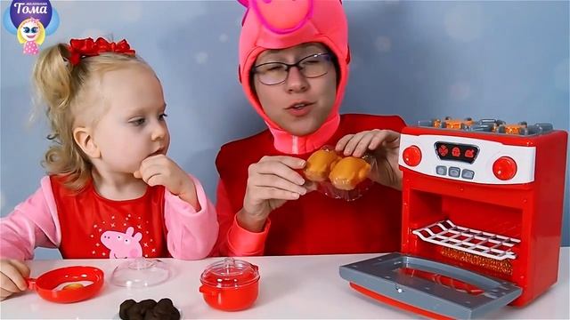 Тома и Игрушки Свинка Пеппа. Готовим ужин для игрушек из пластилина плей до. Видео для детей смотреть онлайн