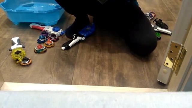 Как из каробки и пищевой плёнки зделать двух ярусную арену для бейблейдаф