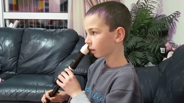 Aviv_Halpern_plays_the_fluit_with_his_nose.avi смотреть онлайн
