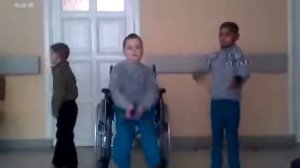 Маленькие детки решили сделать утреню зарядку. Артём Артисевич самый главный зарядки.