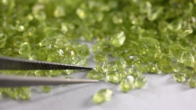 Хризолит (перидот, оливин), полированная галька смотреть онлайн