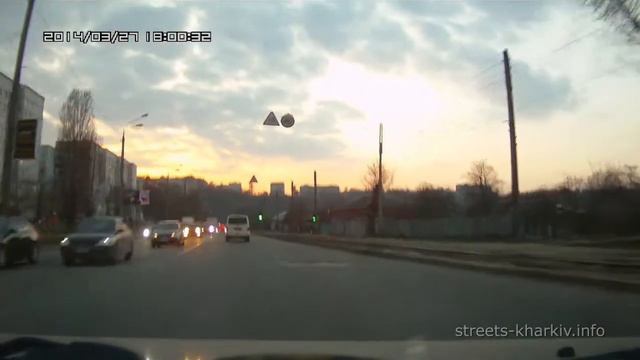 Как в Харькове пропускают скорую - Авто Видео Тема смотреть онлайн