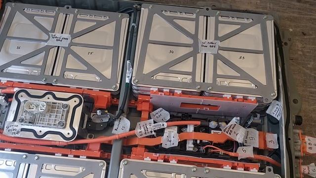 Из чего состоит батарея Nissan Leaf AZE0. Порядок разборки ВВ шин и кос. смотреть онлайн