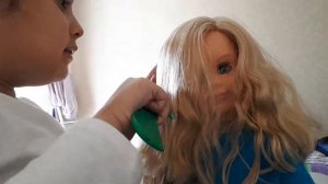 Расчесываю волосы моей кукле?