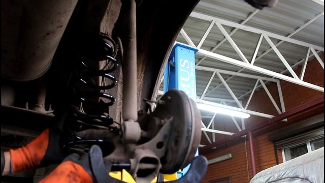 Замена задних пружин на Toyota Vitz Тойота Витц SCP10 2001 года