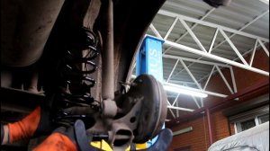 Замена задних пружин на Toyota Vitz Тойота Витц SCP10 2001 года