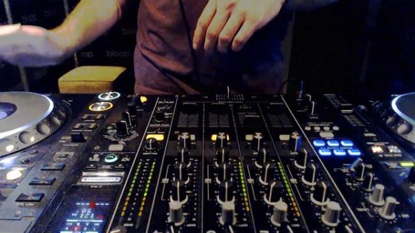 Monday Techno Blues w/ MXV, 8-10 PM / UK Time