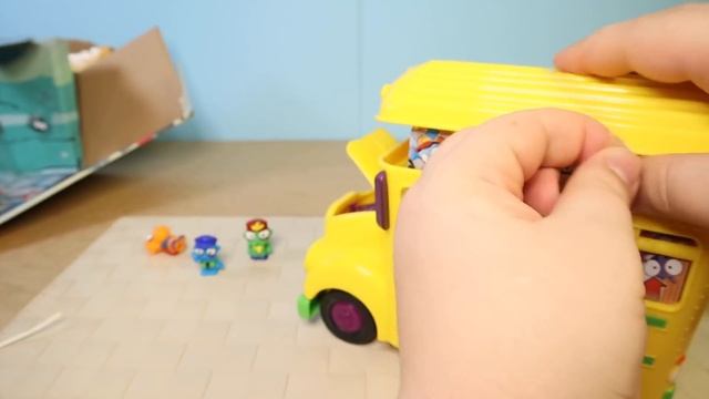 ЗОМБИ В ШКОЛЬНОМ АВТОБУСЕ игрушка Zomlings Crazy School Bus смотреть онлайн