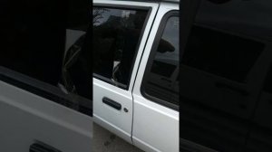 Как открыть машину скотчем