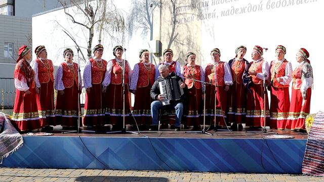 Хор Зори Кубани - Над широкой рекой (Выступление в Краснодаре на Красной, 5) смотреть онлайн