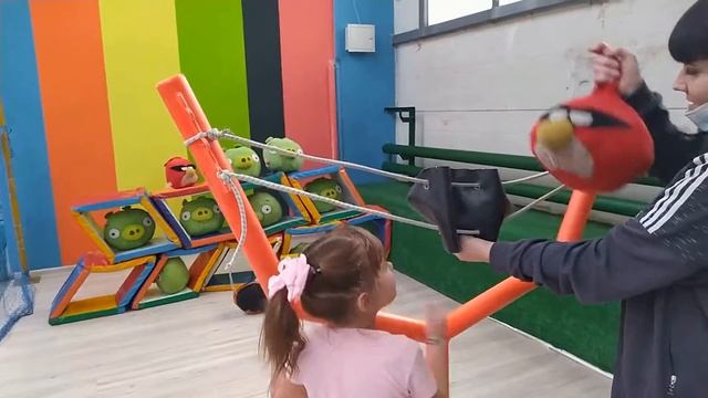 Катя с родителями провели выходные в батутном центре Челябинск смотреть онлайн