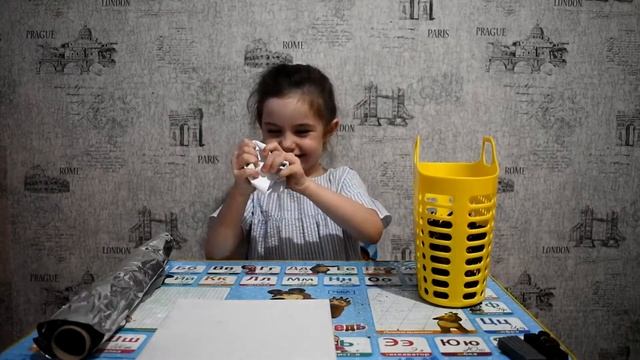 Варя собирает шишки и делает из них поделку смотреть онлайн