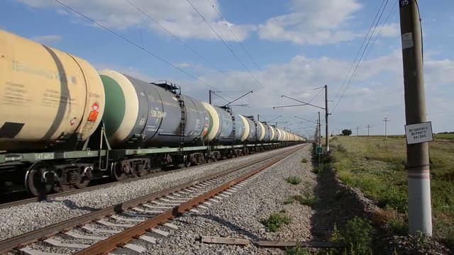 ВЛ80Т-906 с грузовым поездом на перегоне Староминская-Тимашевская - Орловка-Кубанская смотреть онлайн