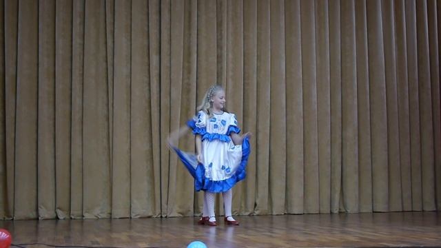 Супер русский танец школьницы танцуют на сцене в очень красивых платьях смотреть онлайн