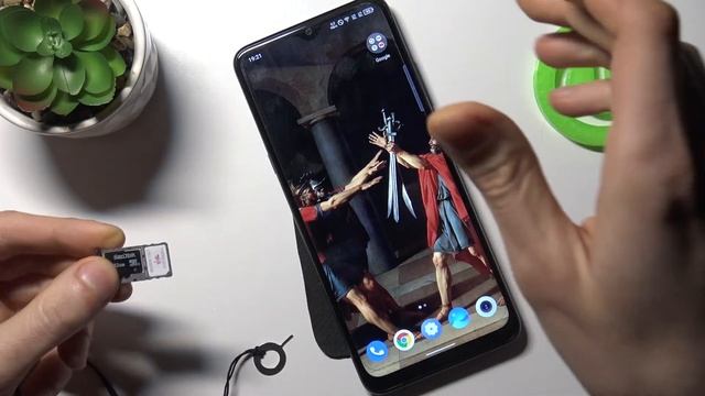 Как вставить SIM-карту и SD-карту памяти в TCL 20 SE? смотреть онлайн