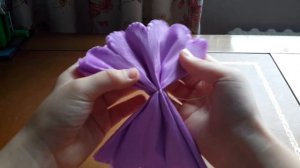 Красивый цветок из гофрированной бумаги (легко)