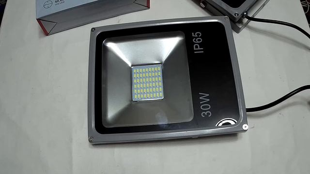 Как светит прожектор 30W 2700Lm (Обзор прожектора 30 Ватт) смотреть онлайн