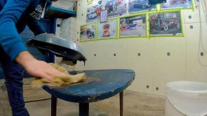 Покрытие фар автомобильным лаком.