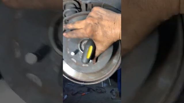 Como ajustar el freno de manos смотреть онлайн