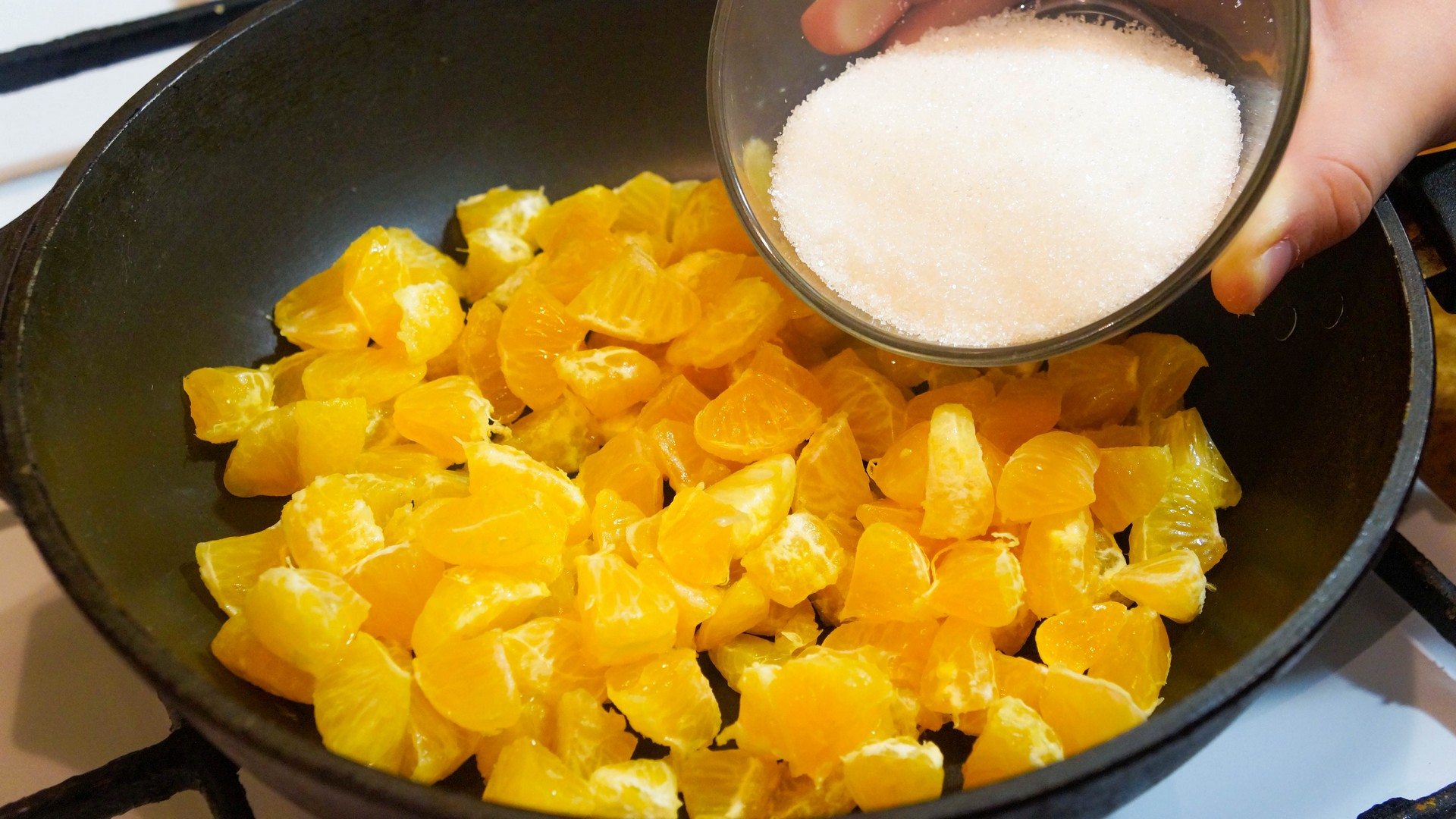 Если у вас есть лишние мандарины, то не спешите их выбрасывать! Новый ЗНАМЕНИТЫЙ пирог из мандаринов смотреть онлайн