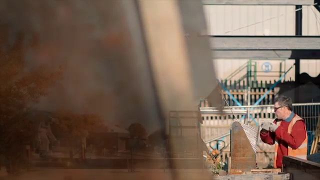 Thomas Randall-Page completes rolling bridge at Cody Dock in London смотреть онлайн