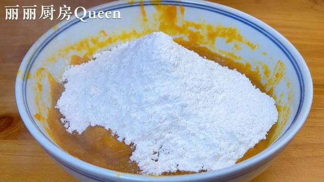 月餅不用出去買，教你在家輕鬆做，不用烤箱，咬上一口，軟糯香甜 ， A recipe of ，Mooncake, no oven, soft and sweet смотреть онлайн