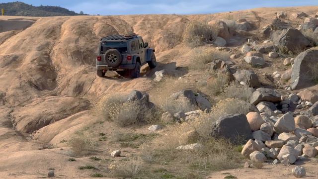 HONDA RIDGELINE vs. LANDCRUISER vs. JEEP on 40 Deg HILL CLIMB! смотреть онлайн