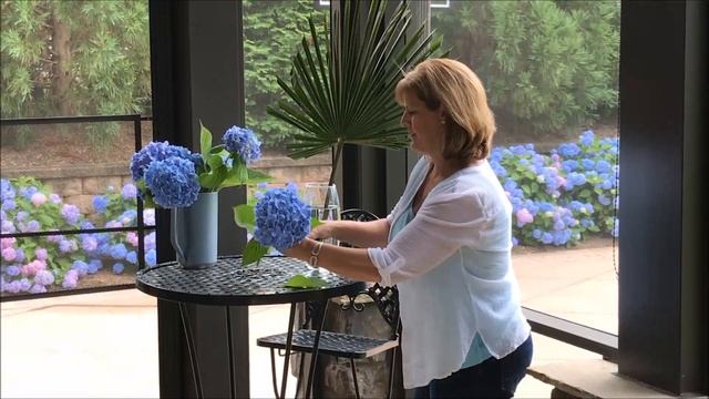 Palm Frond & Hydrangeas Flower Arrangement смотреть онлайн