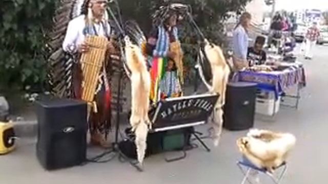 Уличный концерт индейских артистов. Бродячие музыканты. смотреть онлайн