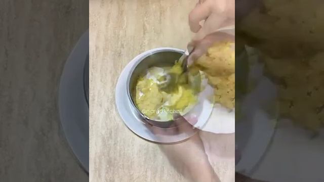 Cлoeный Caлат C кoпчёной кypицeй