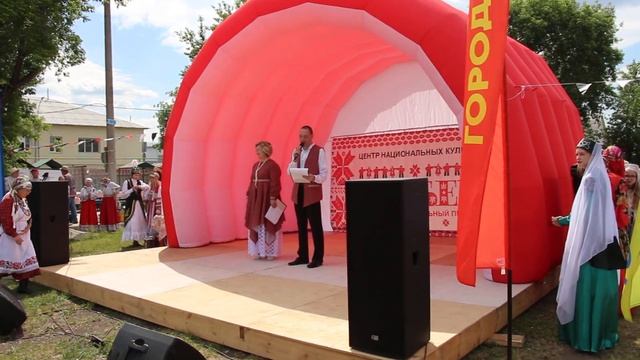 Гостей Гербера в гор. Реж приветствуют Георгий Шамшияров и Ольга Данилова.10.06.2023. Видео НуриСве смотреть онлайн