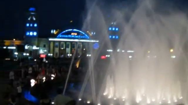 Цвето-музыкальный фонтан на Привокзальной площади 2010 смотреть онлайн