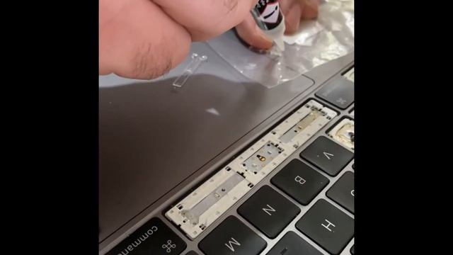 Macbook Spacebar Removal & Replacemen Wymiana spacji MacBook 2016-2017 A1706 A1707 A1708 смотреть онлайн