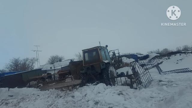 Жизнь в селе#Казахстан#Завели трактор.Разгружаем рулоны. смотреть онлайн