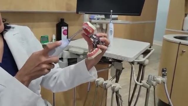 Dr. Niloo shares how to use (and the benefits of!) the Sonicare AirFloss! смотреть онлайн