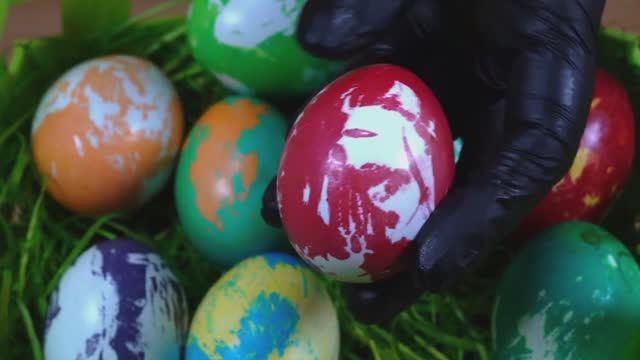 Как оригинально и быстро покрасить яйца на Пасху смотреть онлайн