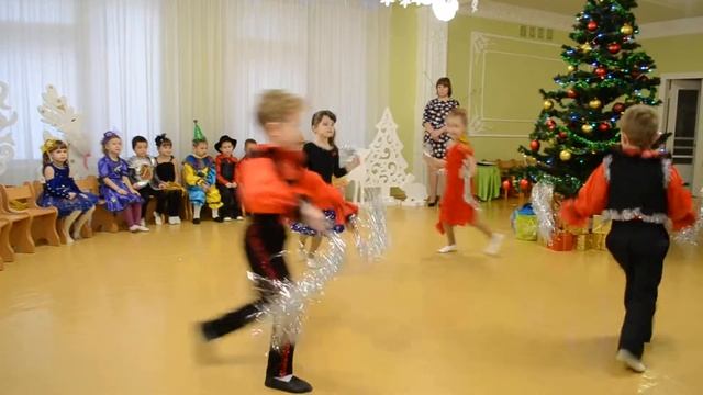 Зажигательный танец на Новогоднем утреннике в детском саду смотреть онлайн