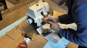 Как самому обслужить оверлок Typical GN794. Замена масла и фильтра в оверлоке. Снятие поддона.